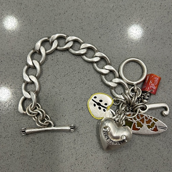 This chic Juicy Couture bracelet is in pristine condition. It has 5 charms - Picture 3 of 4